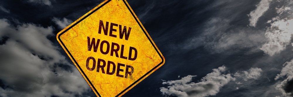 Темно-синее небо с кучевыми облаками и желтым ромбическим дорожным знаком с текстом